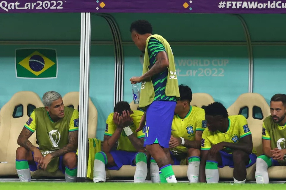 Neymar ôm mặt bật khóc sau khi dính chấn thương