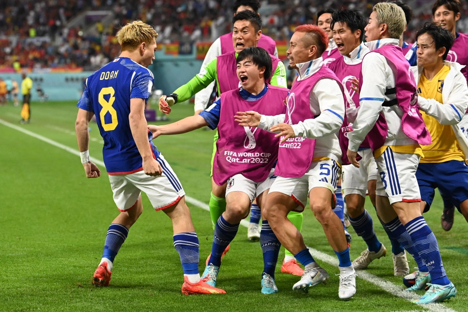 Niềm vui sướng của các cầu thủ Nhật khi có chiến thắng trước Tây Ban Nha