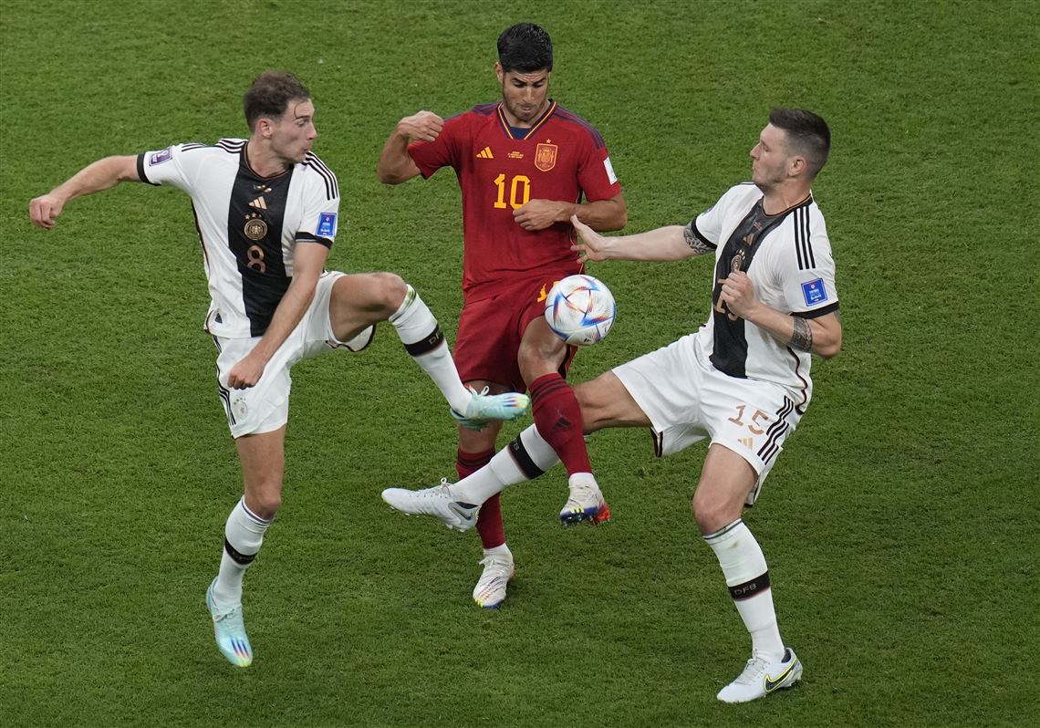 Hình ảnh cầu thủ số 10 Tây Ban Nha bị 2 cầu thủ Đức chăm sóc tại World Cup 2022 