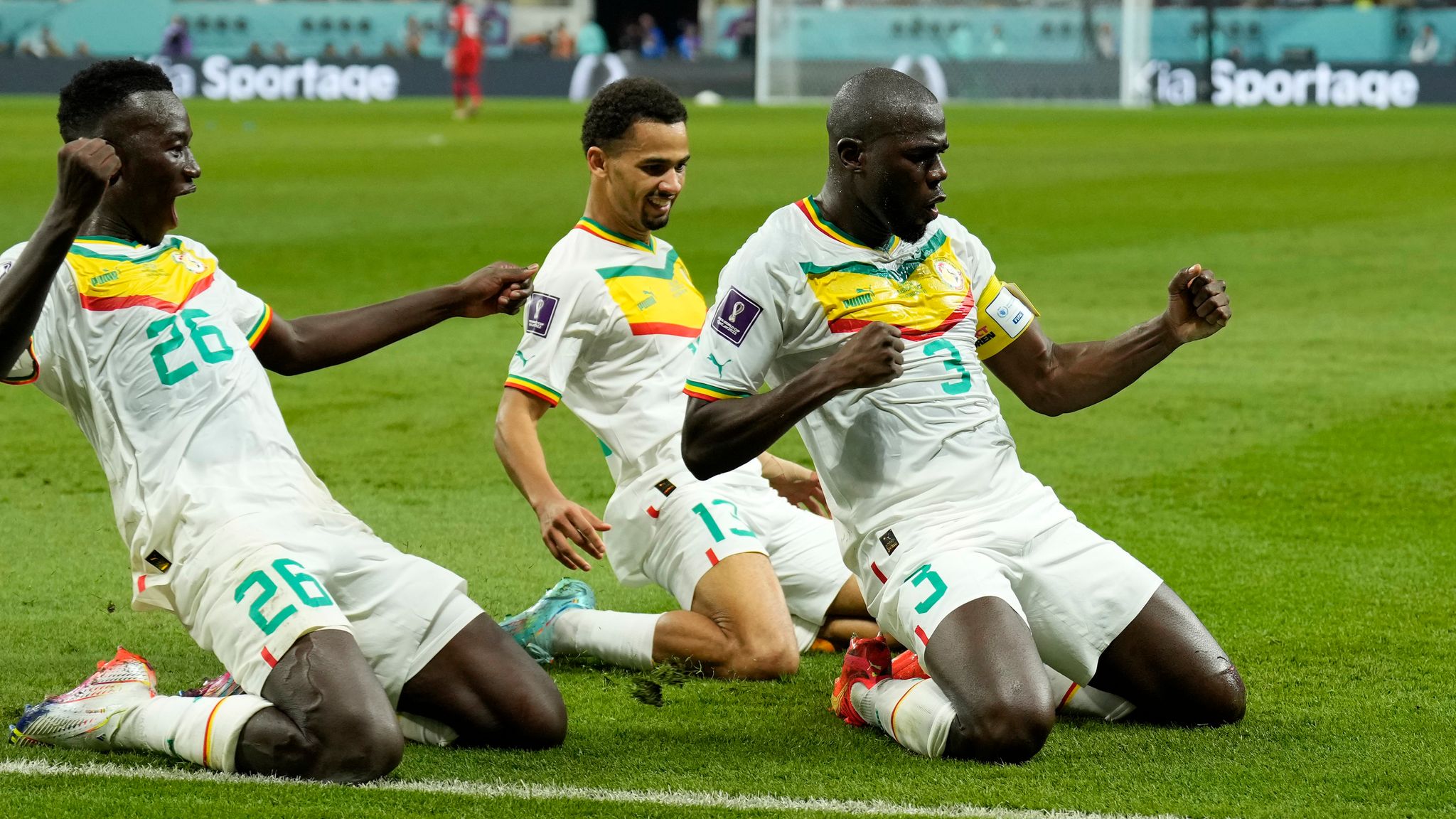 Senegal thắng kịch tính Ecuador để vào vòng 1/8 