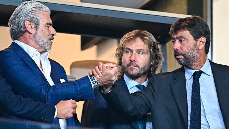 Chủ tịch của CLB Juventus - ông Agnelli, phó chủ tịch Nedved và giám đốc điều hành Arrivabene (từ phải sang) đã đồng loạt tuyên bố từ chức