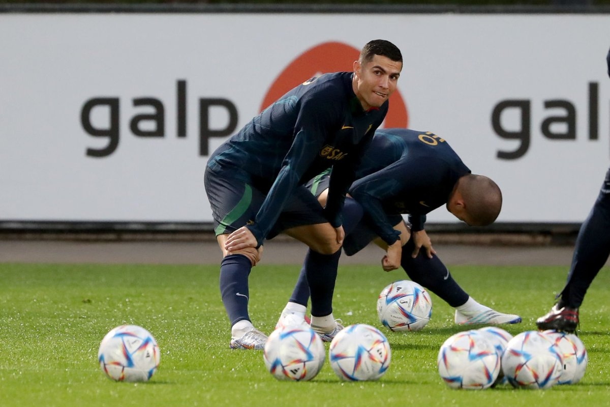 Ronaldo luyện tập chăm chỉ trước trận đối đầu với Thụy Sỹ