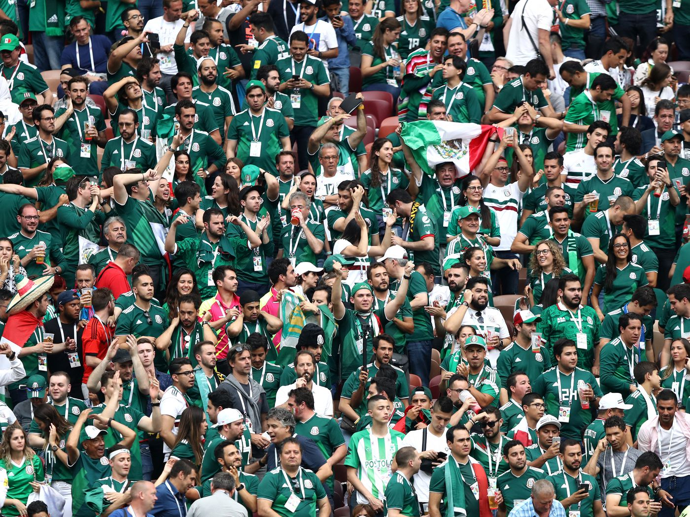 Không khí sôi động được các cổ động viên Mexico mang lại tại World Cup 