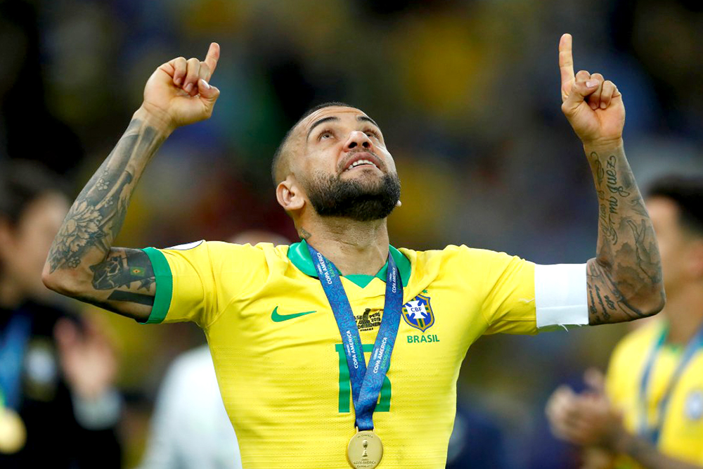 Dani Alves 39 tuổi là đội trưởng lớn tuổi nhất của ĐT Brazil tại World Cup