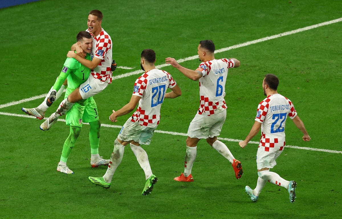 Croatia tiến vào tứ kết khi thắng trên chấm luân lưu