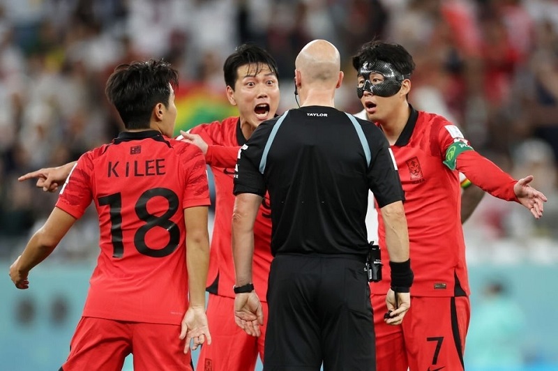 Các cầu thủ Hàn Quốc tiến vào sân tranh chấp với “ông vua áo đen”