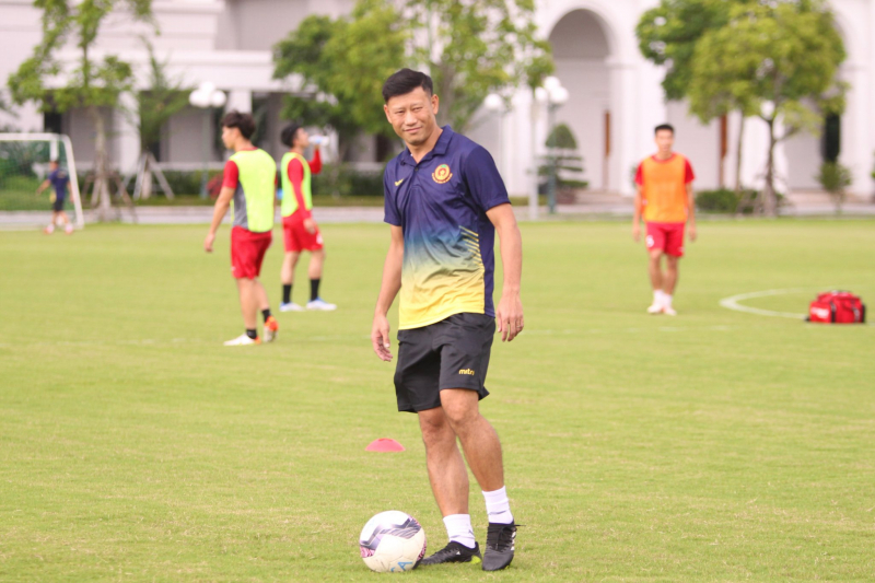 Việc xem các đội tuyển ở WC 2022 giúp ít rất nhiều cho bản thân HLV Thạch Bảo Khanh