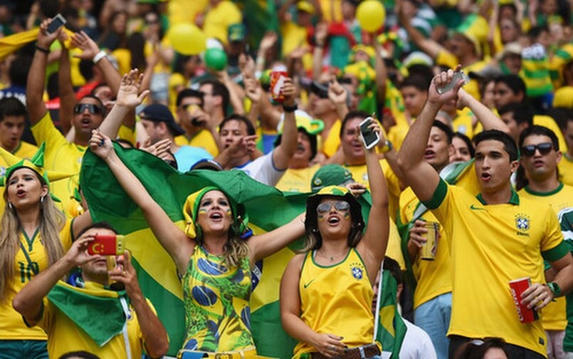 Người hâm mộ Brazil luôn làm nóng khán đài 