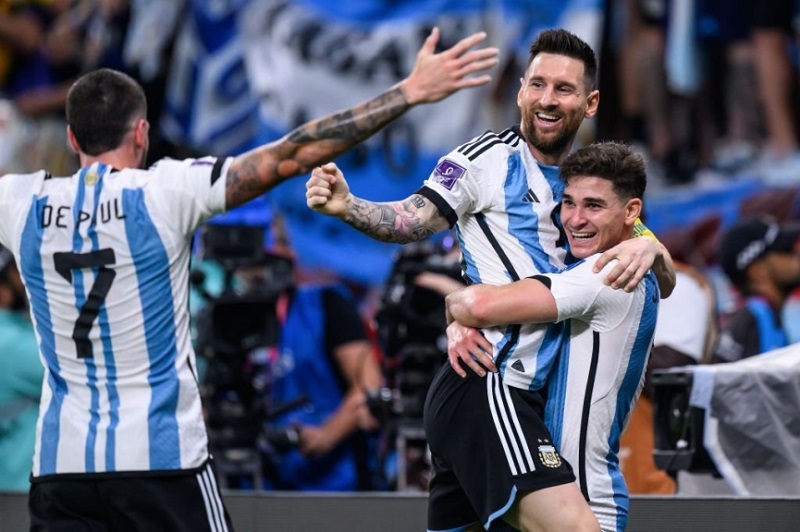 Messi gồng gánh được cả đội giúp Argentina thẳng tiến vào tứ kết World Cup