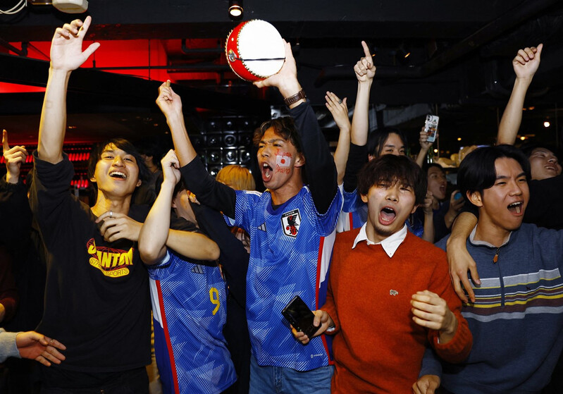 Fan Nhật Bản tràn ra đường ăn mừng trong sung sướng