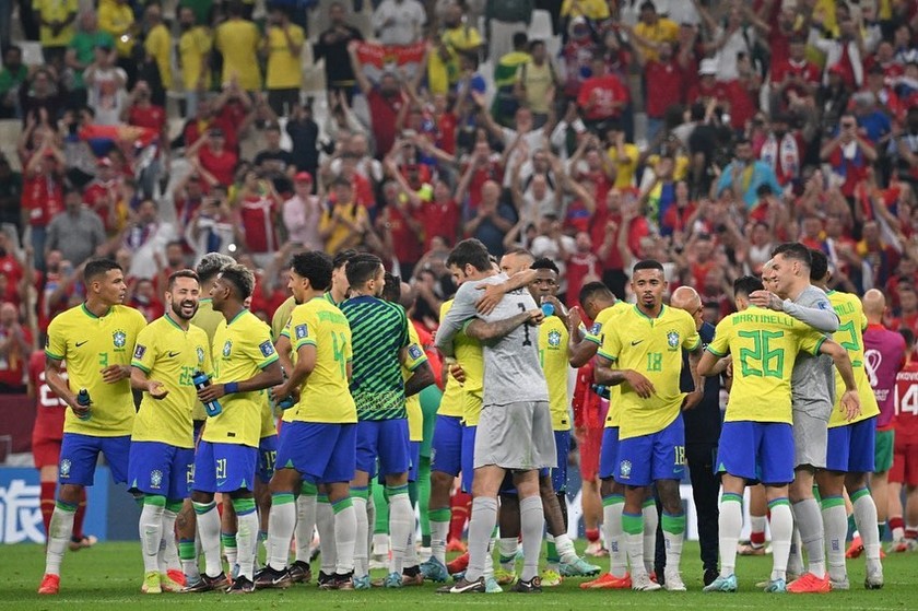 Brazil theo chân Pháp tiến vào vòng đấu loại trực tiếp