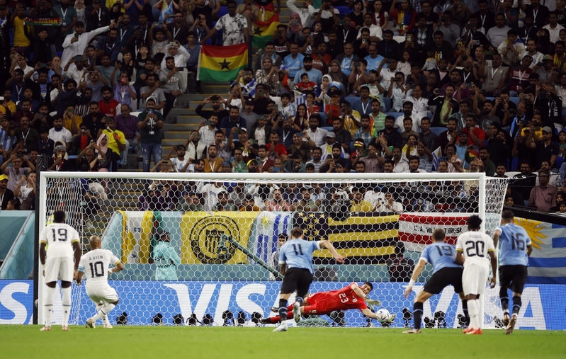 Chiến thắng 2-0 không đủ để Uruguay giành tấm vé đi tiếp