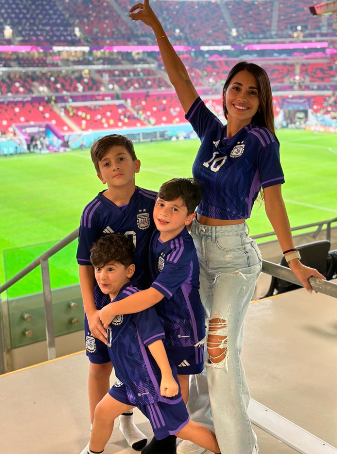 Antonella Roccuzzo cùng 3 nhóc tì cực kì dễ thương đi cổ vũ cho Messi 