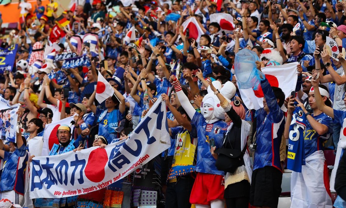 Cổ động viên Nhật Bản ăn mừng trước chiến thắng lịch sử 