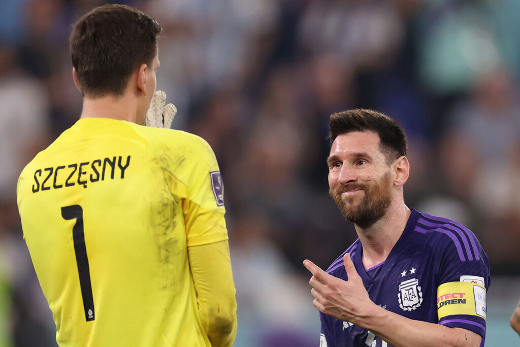 Thủ thành Szczesny bắt bài Messi