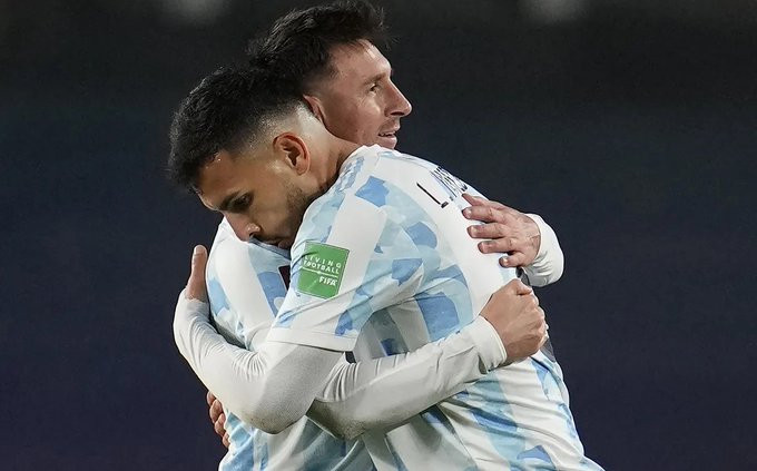 Các cầu thủ Argentina cùng nhau cố gắng để chiến thắng