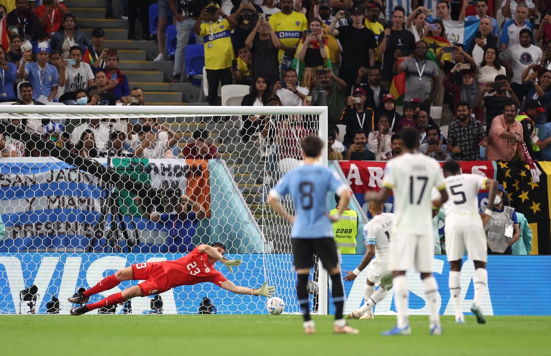 Thủ môn Uruguay xuất sắc cản đường bóng penalty