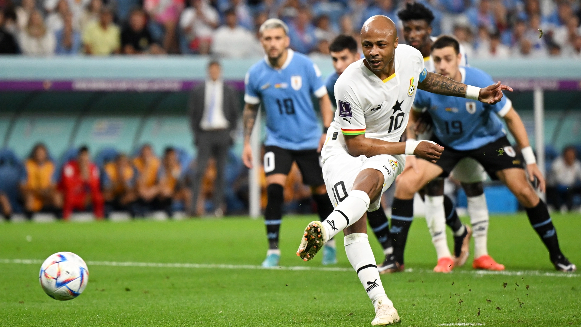 Cú sút penalty khiến Uruguay thót tim