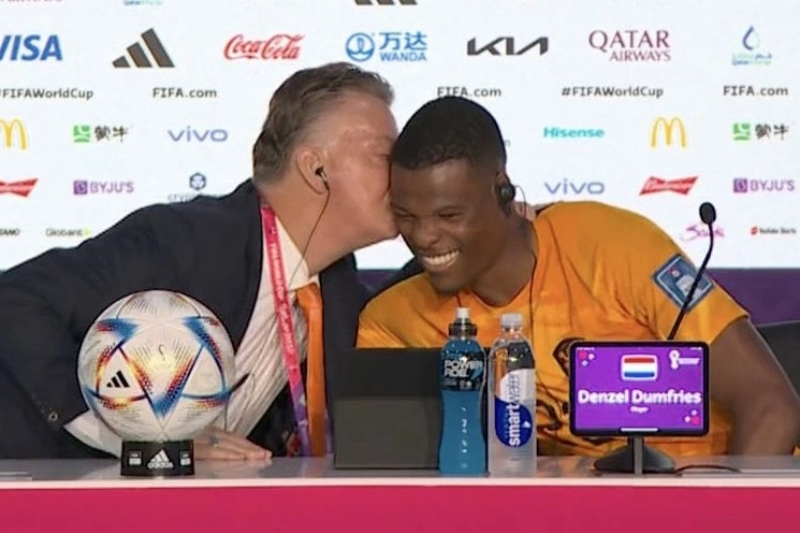 Nụ hôn cuồng nhiệt của Van Gaal với học trò