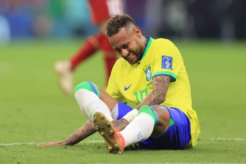 Neymar chấn thương nên phải rời sân sớm