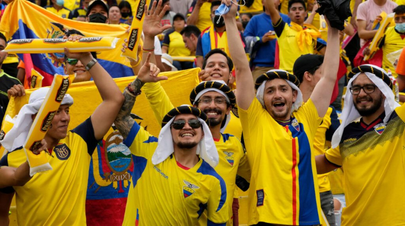 Cổ động viên Ecuador đang tiếp sức cho đội nhà qua các bài hát truyền thống