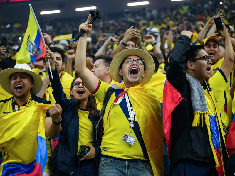 Cổ động viên Mexico đến tận sân vận động cổ vũ Ecuador 