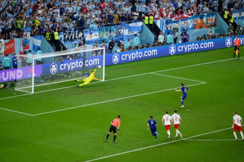 Messi thực hiện hỏng quả phạt đền trong trận đấu với Ba Lan