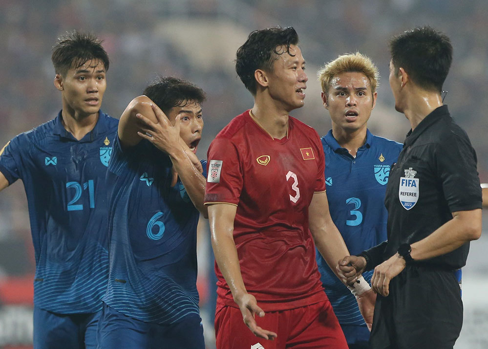 Cầu thủ ĐT Việt Nam bị công kích sau trận chung kết kịch tính