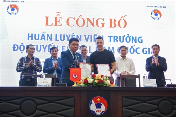 VFF và HLV Diego Giustozzi ký kết hợp đồng HLV trưởng đội tuyển futsal Việt Nam.