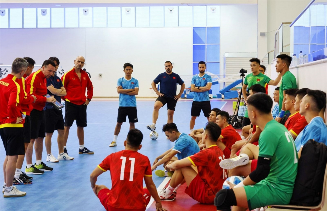 HLV Diego Giustozzi tập hợp cùng các cầu thủ chuẩn bị cho Giải Futsal Châu Á 2024.