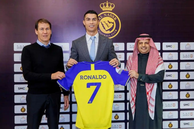 Buổi lễ ký kết của Ronaldo cùng đội tuyển Al-Nassr.
