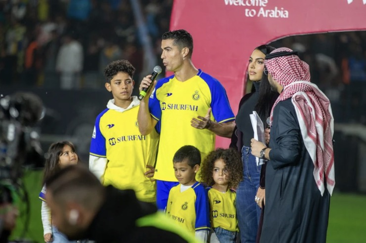 Ronaldo và gia đình trong ngày ra mắt người hâm mộ tại Saudi Arabia.