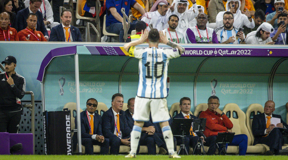 Lionel Messi nhìn về phía Van Gaal ăn mừng