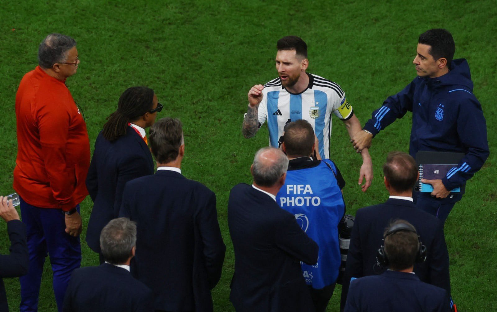 Messi khiến huấn luyện viên Van Gaal phải im lặng