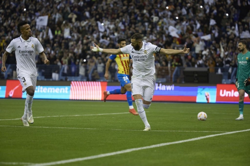 Benzema ghi bàn thắng mở đầu cho Real Madrid.