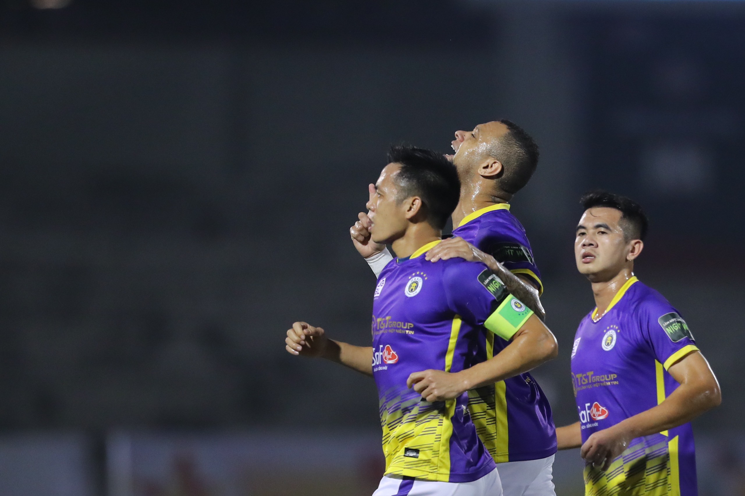 Đội bóng thủ đô vươn lên dẫn đầu tại V-League