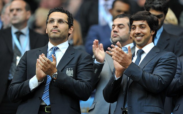 Hoàng thân Sheikh Mansour (phải) đầu tư cho Man City bằng túi tiền không đáy