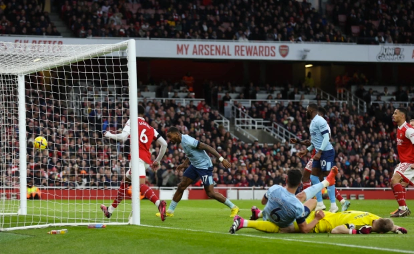 Trận thua trước Brentford khiến Arsenal lỡ cơ hội củng cố ngôi đầu