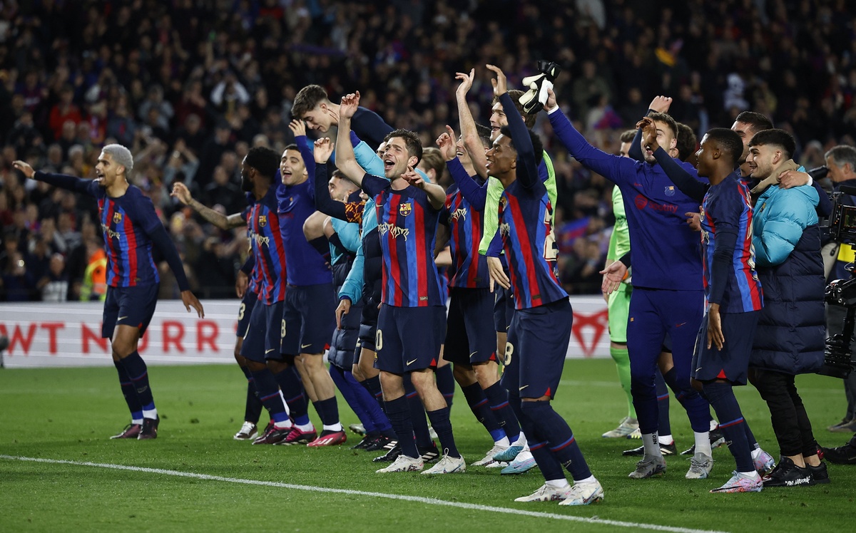 Các cầu thủ Barcelona ăn mừng như thể giành được chức vô địch