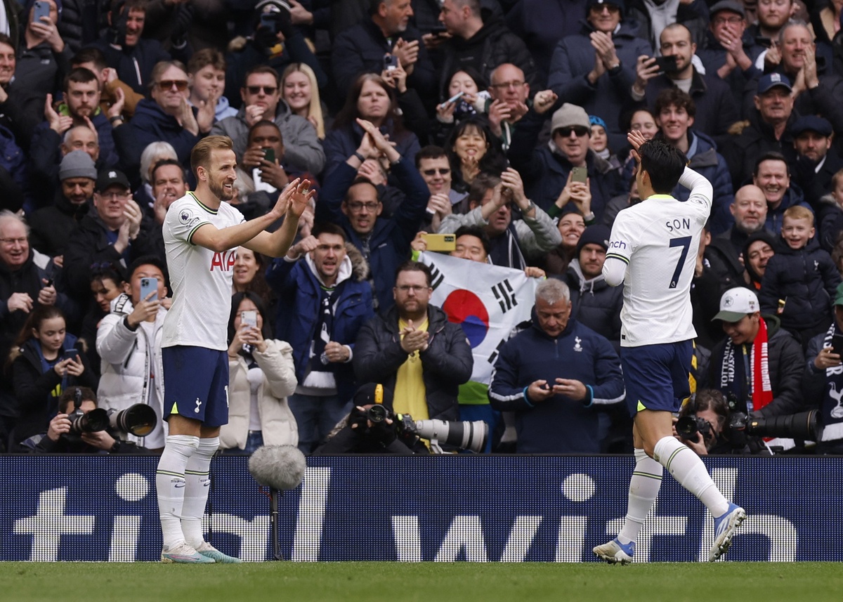 Kane và Son Heung-min ghi bàn cho Tottenham