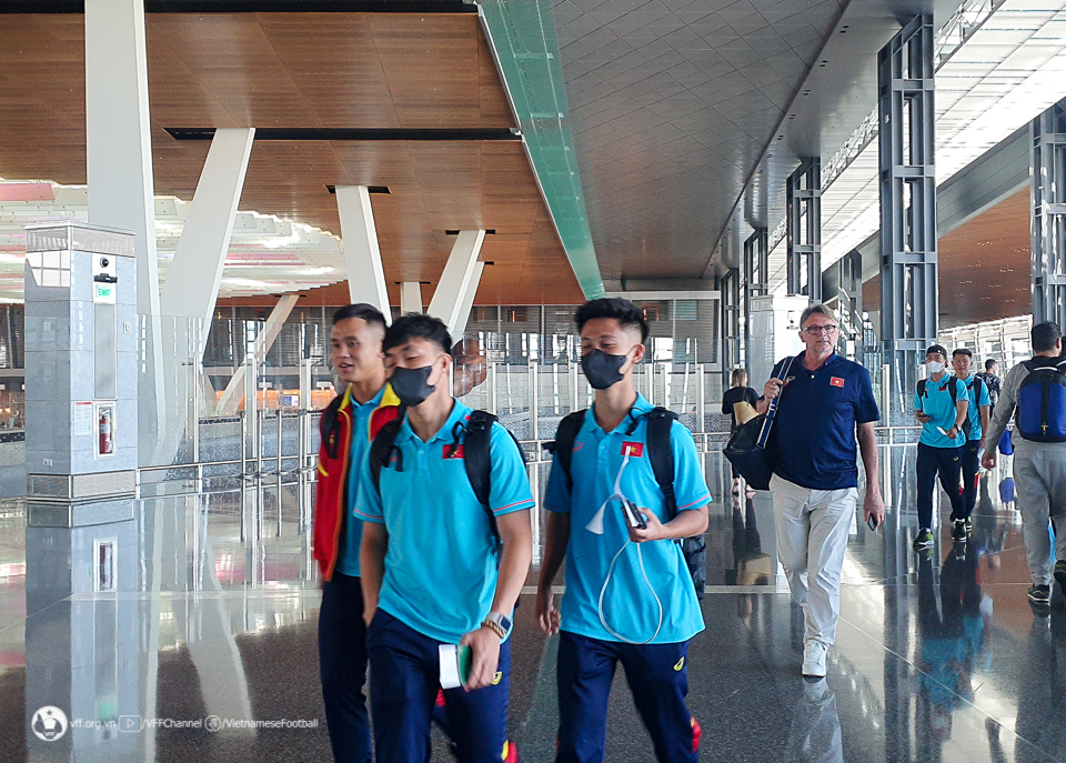 Đội tuyển U23 Việt Nam chia thành 2 nhóm khác nhau để bay sang Qatar