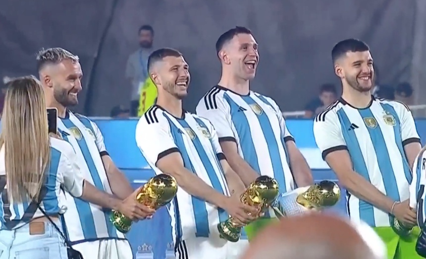 Các cầu thủ đội tuyển Argentina bắt chước lại hình ảnh ăn mừng phản cảm của Emiliano Martinez
