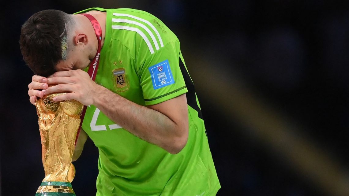 Thủ thành Emiliano Martinez đã từng khóc trong ngày lên ngôi vô địch World Cup