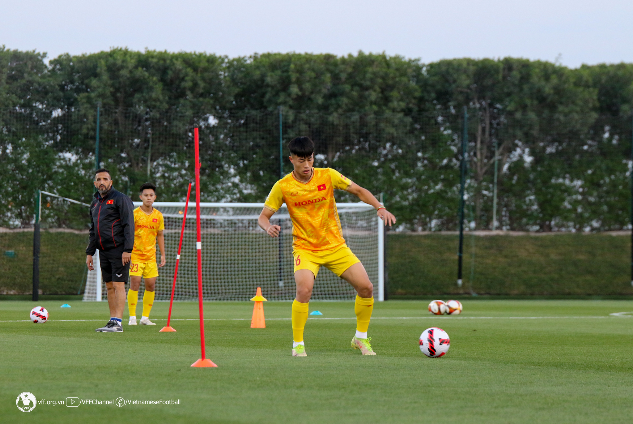 Buổi tập đầu tiên của U23 Việt Nam sau khi đặt chân đến Qatar