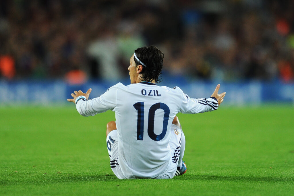 Ozil từng rơi nước mắt trong ngày rời khỏi Real