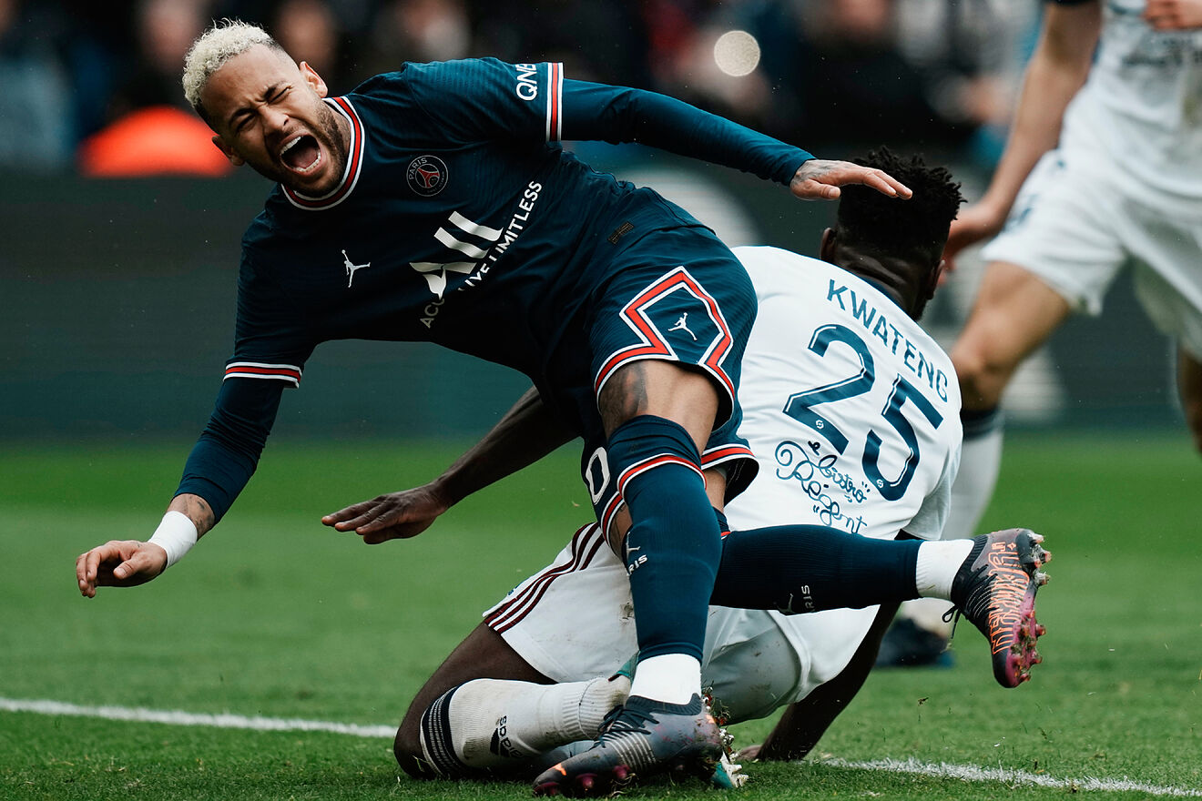 Paris Saint-Germain trả giá vì đã phớt lờ báo cáo y tế của tiền đạo Neymar