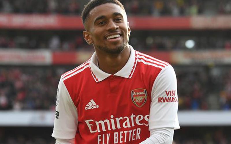 Arsenal có nên gia hạn hợp đồng với Nelson?