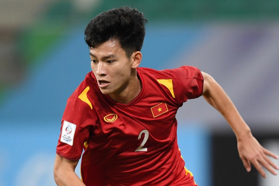 HLV Troussier kéo Tấn Tài về chơi ở vị trí trung vệ lệch trái của U23 Việt Nam