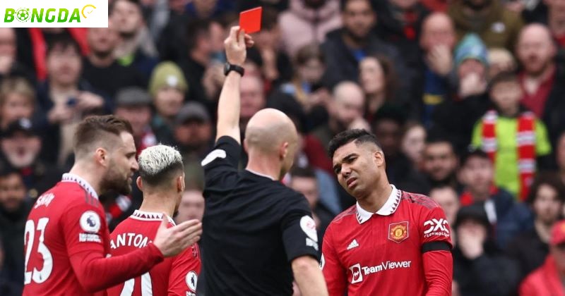 Hai tấm thẻ đỏ của Casemiro chỉ trong vòng 1 năm khoác áo Quỷ Đỏ thành Manchester